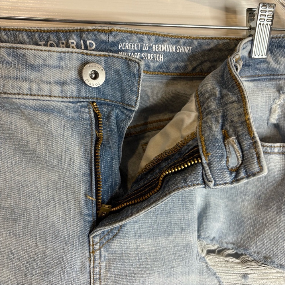 Women's Size 18 TORRID Perfect 10" Bermuda Jean Shorts Vintage Stretch Ripped - Picture 9 of 12